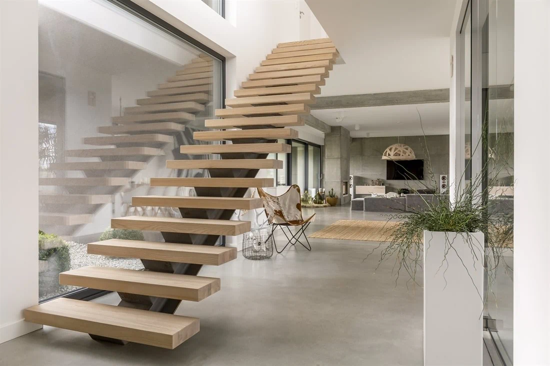 מדרגות עץ  צפות על גבי קונסטרוקציה בתוך בית מעוצב בסגנון מודרני 